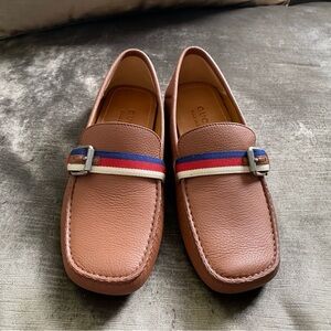 ✨BRAND NEW ✨💯% AUTHENTIC GUCCI LEATHER FLAT
